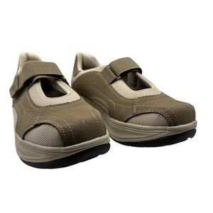 Easy Spirit Brown and Cream Sneakers